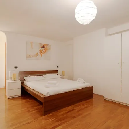 Guesthost - On Two Levels Appartement Milan